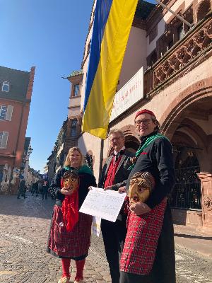 Ebringer Schlosshexen spenden für Freiburger Ukraine-Hilfe